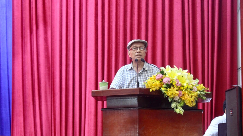 Cử tri quận 11 nêu ý kiến tại hội nghị. Ảnh: NGUYỄN YÊN dai-bieu-le-thanh-phong-se-tiep-tuc-co-y-kien-de-som-on-dinh-xang-dau