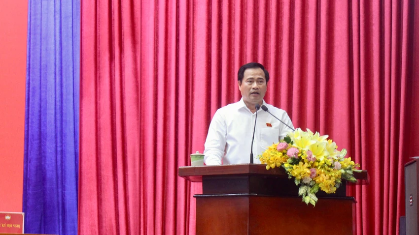 ĐB Lê Thanh Phong thông tin về hoạt động bình ổn giá và tháo gỡ các bất cập xăng dầu. Ảnh: NGUYỄN YÊN ĐB Lê Thanh Phong thông tin về hoạt động bình ổn giá và tháo gỡ các bất cập xăng dầu. Ảnh: NGUYỄN YÊN