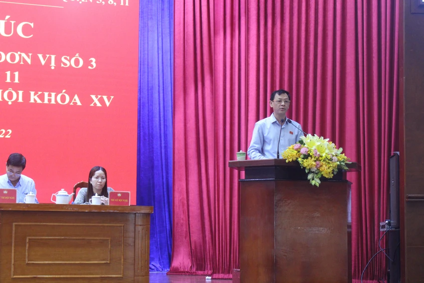 Đại biểu Nguyễn Tri Thức trả lời ý kiến của cử tri tại buổi tiếp xúc. Ảnh: NGUYỄN YÊN dai-bieu-le-thanh-phong-se-tiep-tuc-co-y-kien-de-som-on-dinh-xang-dau