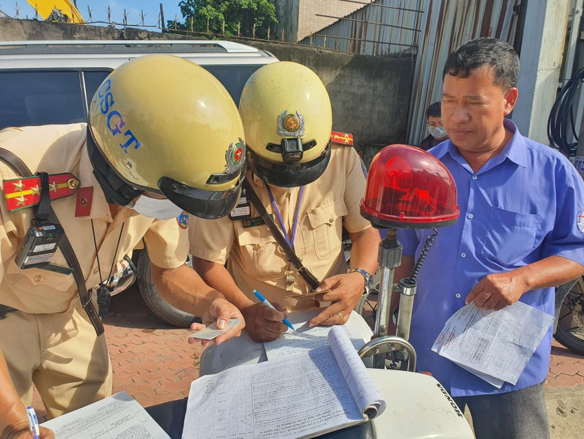 Nam tài xế làm việc với CSGT. Nam tài xế làm việc với CSGT.