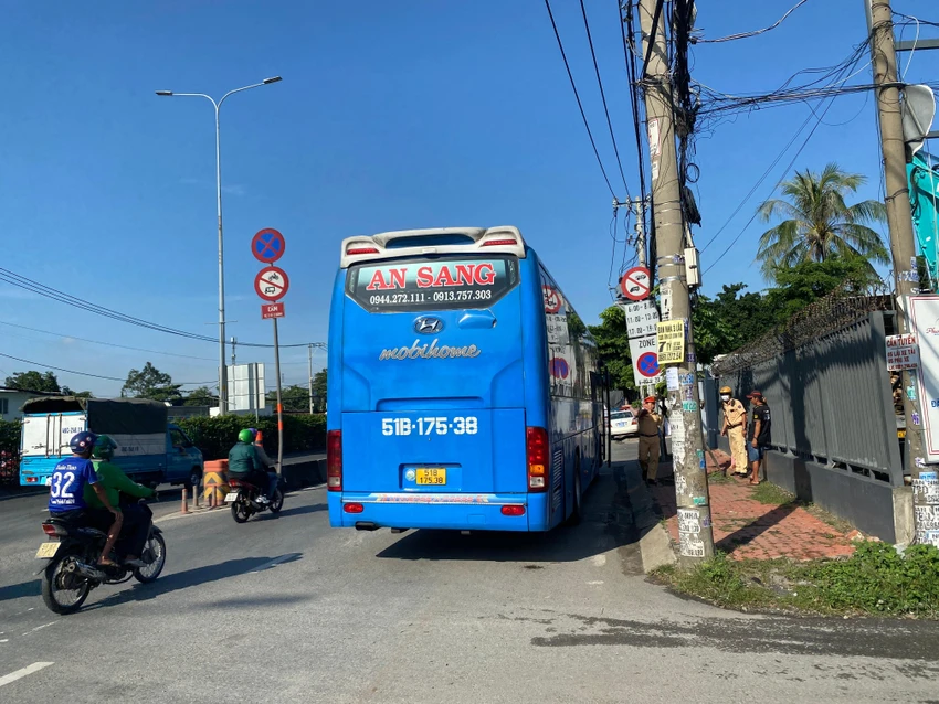 Một xe khách giường đầu bị lực lượng chức năng kiểm tra. Một xe khách giường đầu bị lực lượng chức năng kiểm tra.