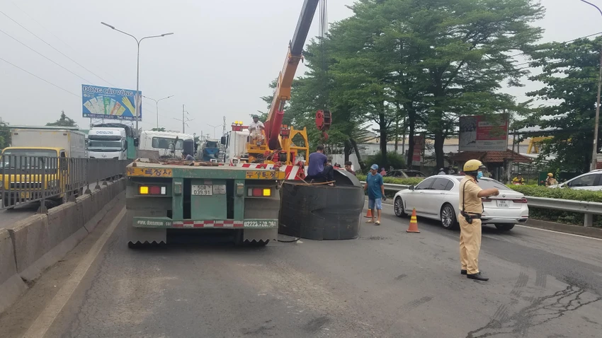 Hiện trường sự cố khiến hai cuộn thép rơi xuống đường. Ảnh: HT