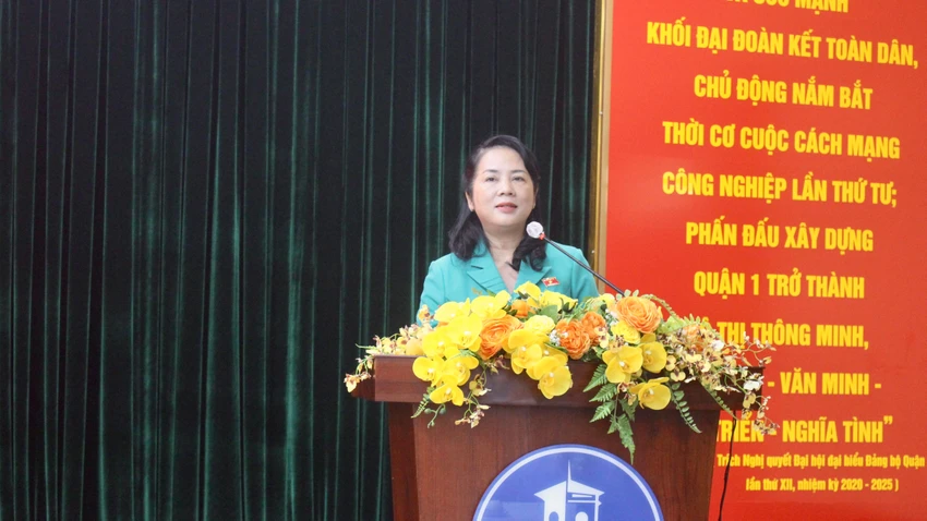 ĐB Trần Kim Yến phát biểu tại buổi tiếp xúc. Ảnh: NGUYỄN YÊN