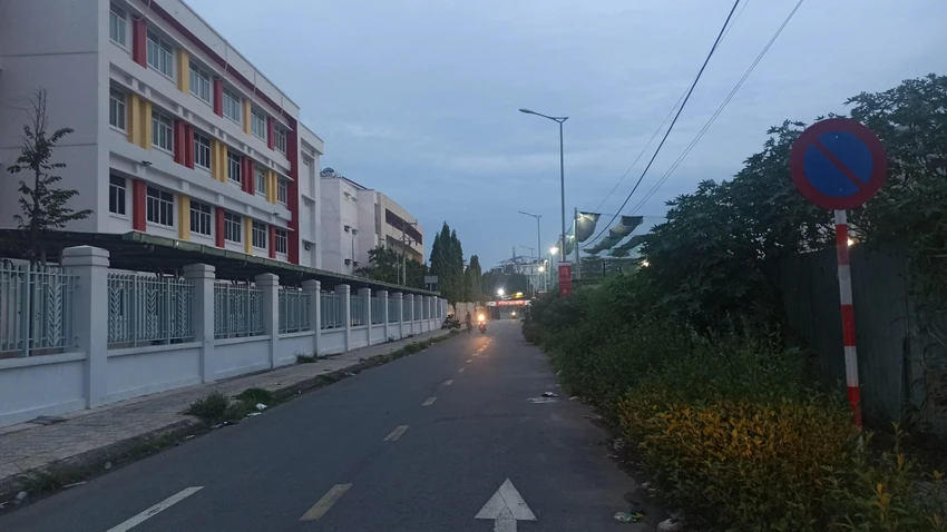 Khu vực bên hông trường tiểu học nơi H bị Uyển tấn công. Ảnh: ĐC Khu vực bên hông trường tiểu học nơi H bị Uyển tấn công. Ảnh: ĐC