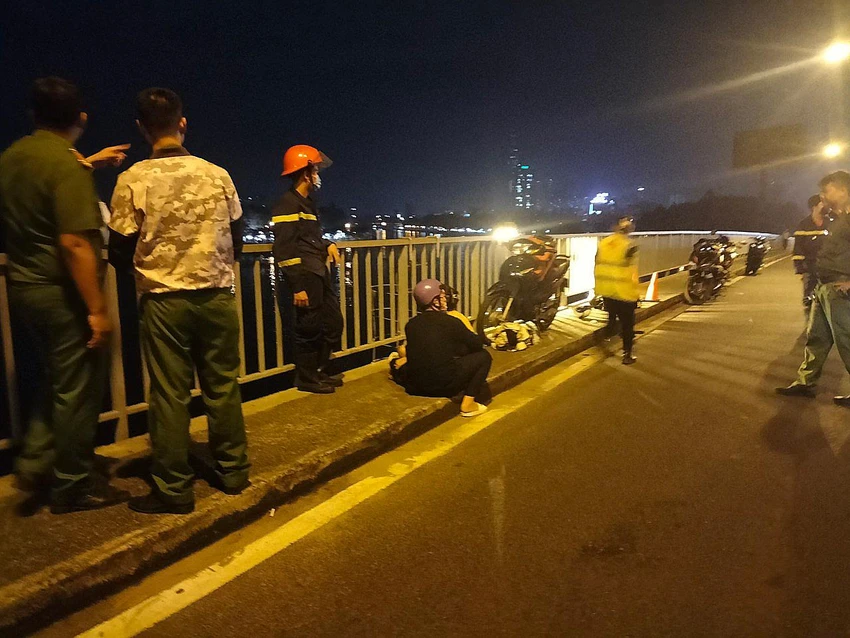 Người nhà nạn nhân bật khóc tại hiện trường. Ảnh: NY Người nhà nạn nhân bật khóc tại hiện trường. Ảnh: NY