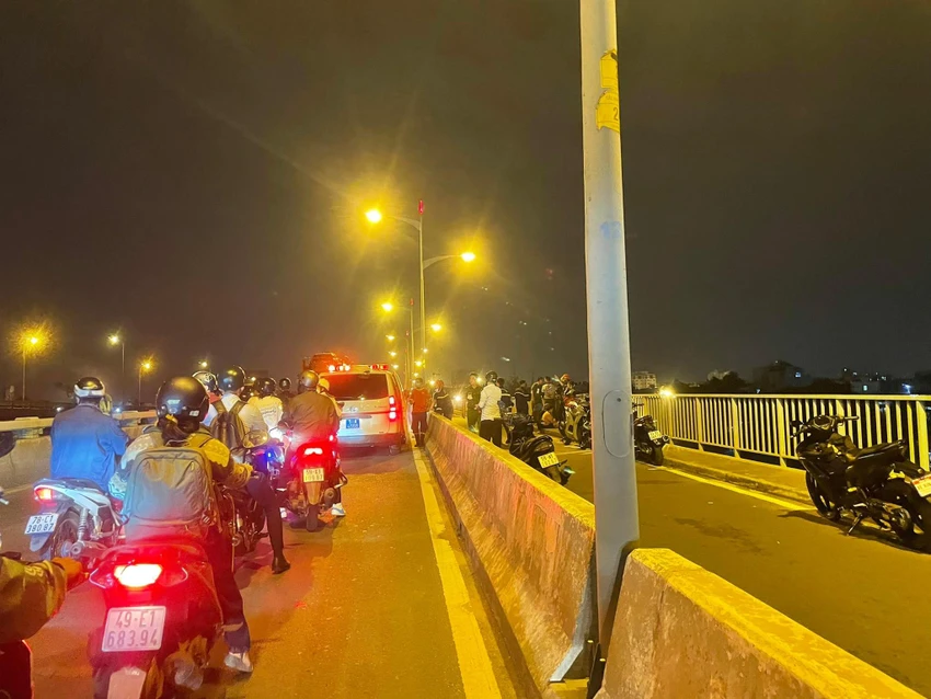 Lực lượng chức năng phong tỏa làn đường trong cùng để phục vụ điều tra. Ảnh: NY Lực lượng chức năng phong tỏa làn đường trong cùng để phục vụ điều tra. Ảnh: NY
