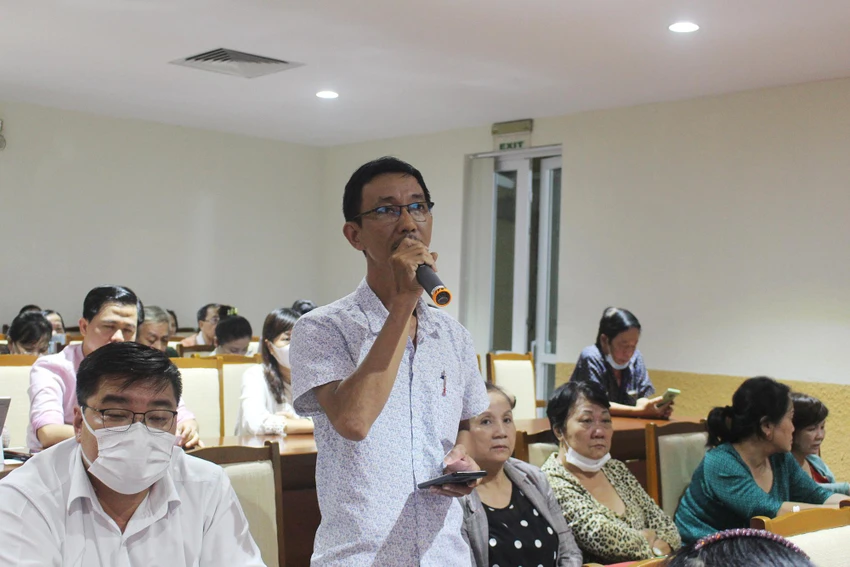 Cử tri Phạm Anh Trí đặt vấn đề với tổ ĐBQH tại buổi tiếp xúc. Ảnh: NGUYỄN YÊN Cử tri Phạm Anh Trí đặt vấn đề với tổ ĐBQH tại buổi tiếp xúc. Ảnh: NGUYỄN YÊN