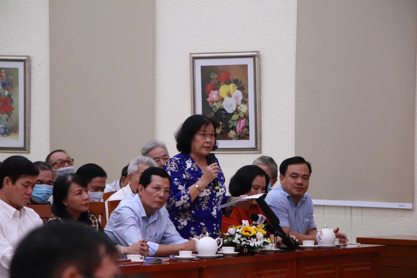Cử tri Thu nêu dẫn chứng về tình trạng lãng phí trong việc bỏ hoang Nhà khách Chính phủ ở địa bàn quận 10. Ảnh: NGUYỄN YÊN Cử tri Thu nêu dẫn chứng về tình trạng lãng phí trong việc bỏ hoang Nhà khách Chính phủ ở địa bàn quận 10. Ảnh: NGUYỄN YÊN