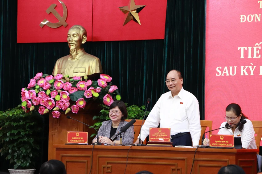 Chủ tịch nước Nguyễn Xuân Phúc và các ĐBQH đơn vị 4 tại buổi tiếp xúc. Ảnh: NGUYỄN YÊN chu-tich-nuoc-tiep-xuc-cu-tri-quan-10