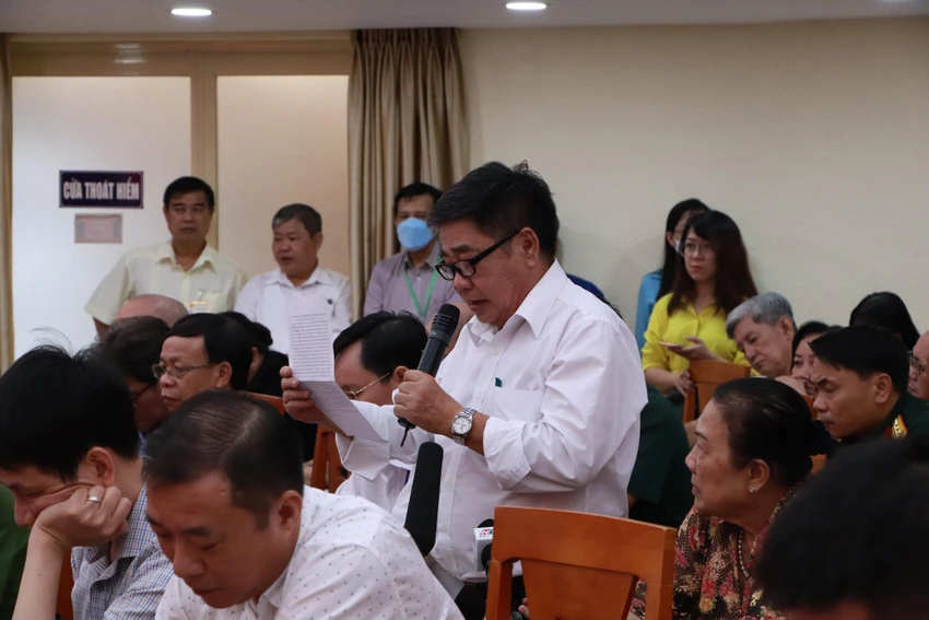 Cử tri Lê Quang Minh nêu ý kiến tại buổi tiếp xúc cử tri. Ảnh: NGUYỄN YÊN chu-tich-nuoc-tiep-xuc-cu-tri-quan-10