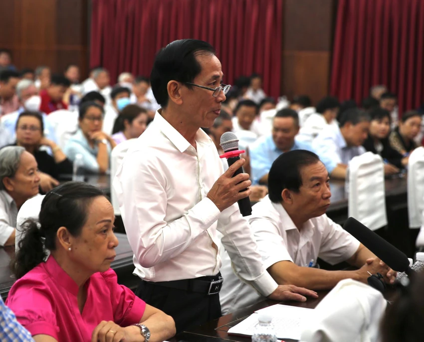Cử tri quận Gò Vấp nêu ý kiến tại buổi tiếp xúc. Ảnh: ĐC