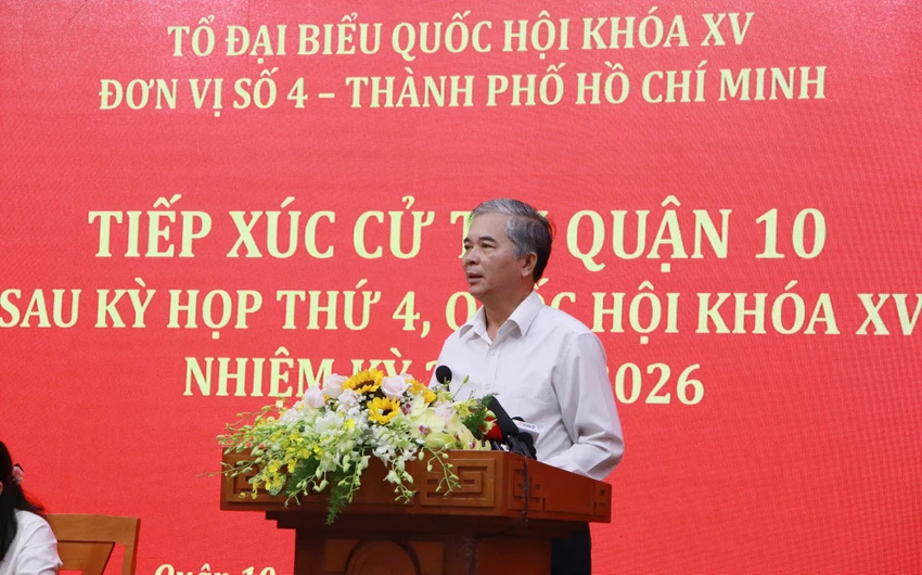Phó Chủ tịch UBND TP.HCM Ngô Minh Châu trả lời ý kiến của cử tri liên quan đến các chung cư cũ, xuống cấp. Ảnh: NGUYỄN YÊN chu-tich-nuoc-tiep-xuc-cu-tri-quan-10