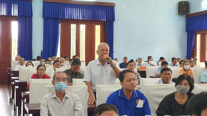 Cử tri Tăng nêu ý kiến tại buổi tiếp xúc. Ảnh: NY tiep-xuc-cu-tri-cu-chi