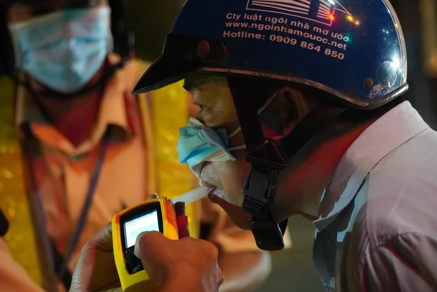 Những trường hợp không phát hiện cồn trong hơi thở sẽ được CSGT mời tiếp tục di chuyển. Ảnh: ĐC Những trường hợp không phát hiện cồn trong hơi thở sẽ được CSGT mời tiếp tục di chuyển. Ảnh: ĐC