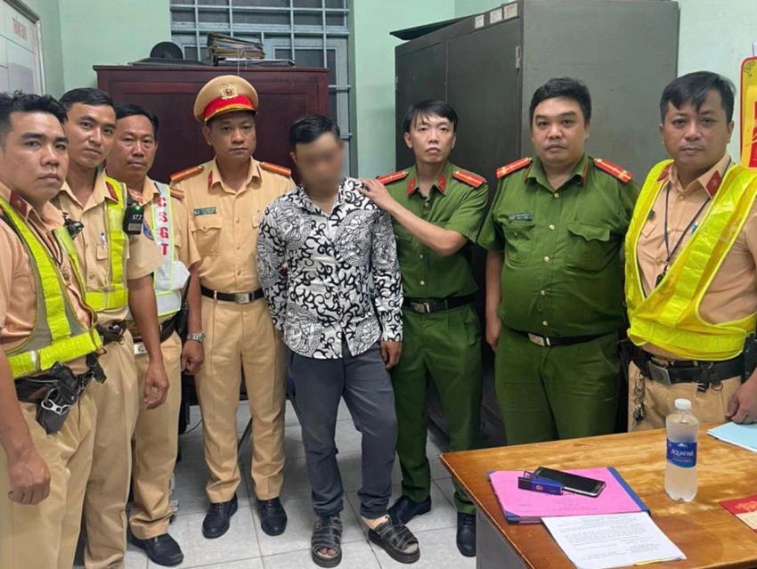 Tổ công tác bàn giao thanh niên và tang vật cho Công an xã Tân Quý Tây. Ảnh: CA cong-an-tphcm-kiem-tra-chuyen-de