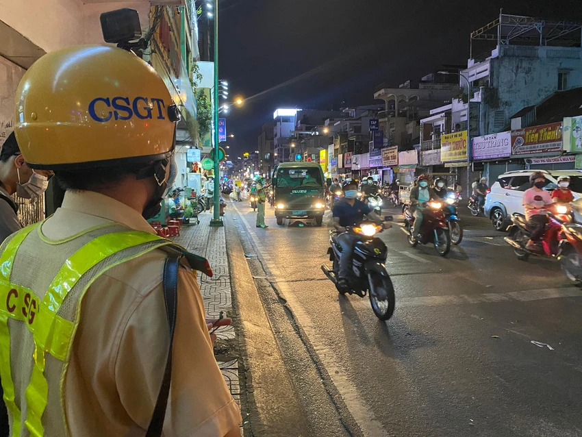 Đội CSGT Tân Sơn Nhất lập chốt kiểm tra nồng độ cồn tại giao lộ Phan Đăng Lưu - Phan Đình Phùng tối 1-12. Ảnh: ĐC Đội CSGT Tân Sơn Nhất lập chốt kiểm tra nồng độ cồn tại giao lộ Phan Đăng Lưu - Phan Đình Phùng tối 1-12. Ảnh: ĐC