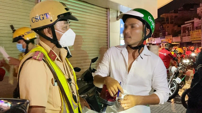 CSGT giải thích về lỗi vi phạm đối với anh L. Ảnh: ĐC CSGT giải thích về lỗi vi phạm đối với anh L. Ảnh: ĐC
