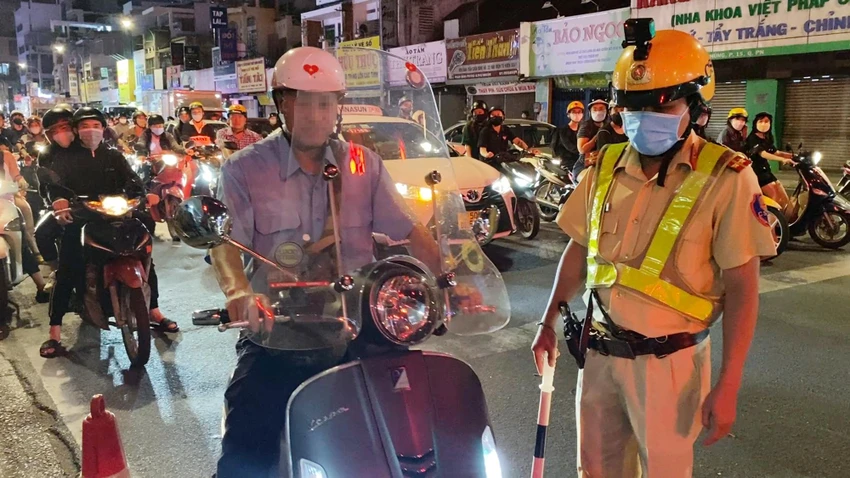 Nhiều trường hợp vi phạm nồng độ cồn ở mức kịch khung bị CSGT phát hiện trong tối 1-12. Ảnh: ĐC Nhiều trường hợp vi phạm nồng độ cồn ở mức kịch khung bị CSGT phát hiện trong tối 1-12. Ảnh: ĐC