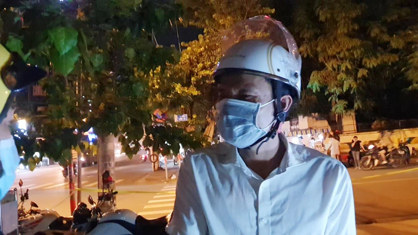 Người đàn ông tiếp cận phóng viên, yêu cầu không được ghi hình tổ công tác. Ảnh: NGUYỄN YÊN kiem-tra-nong-do-con