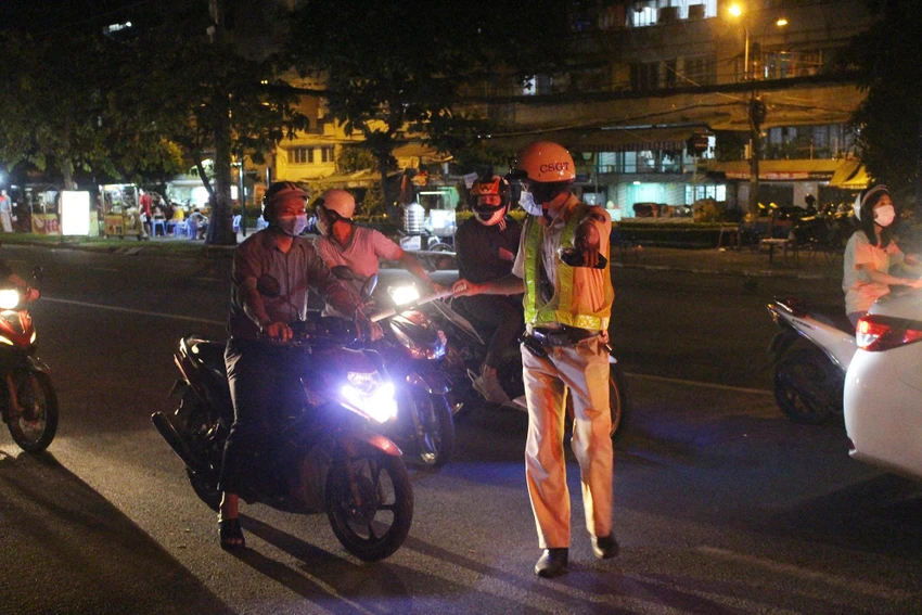 CSGT-TT Công an quận Bình Thạnh kiểm tra đối với một người điều khiển phương tiện. Ảnh: NGUYỄN YÊN kiem-tra-nong-do-con