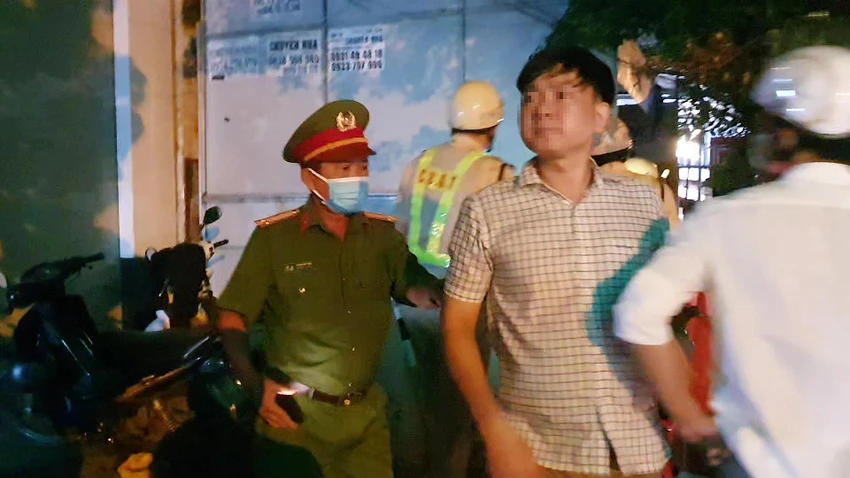 Người đàn ông trong trạng thái không tỉnh táo tiếp cận vị trí tổ công tác đang làm việc. Ảnh: NGUYỄN YÊN kiem-tra-nong-do-con