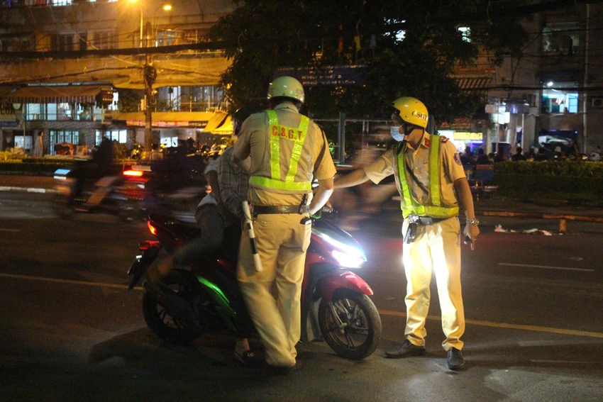 CSGT ra hiệu dừng xe kiểm tra đối với anh C. Ảnh: NGUYỄN YÊN kiem-tra-nong-do-con