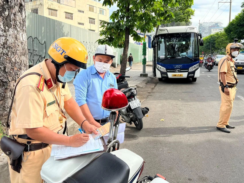 Đội CSGT Chợ Lớn thuộc Phòng CSGT ĐB-ĐS xử lý xe khách vi phạm giao thông sáng 7-12. Ảnh: PC08 Đội CSGT Chợ Lớn thuộc Phòng CSGT ĐB-ĐS xử lý xe khách vi phạm giao thông sáng 7-12. Ảnh: PC08