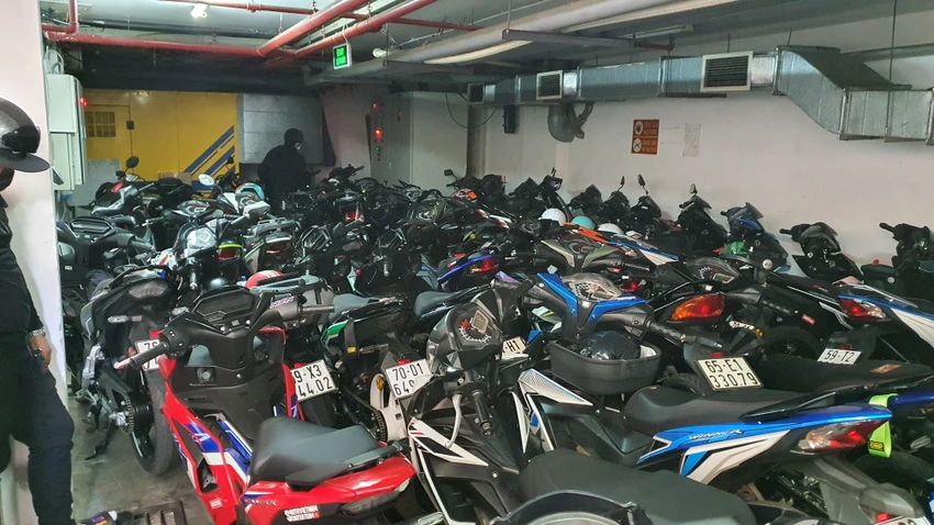 Hàng chục xe máy độ chế bị phát hiện trong hầm xe. Ảnh: NGUYỄN YÊN Hàng chục xe máy độ chế bị phát hiện trong hầm xe. Ảnh: NGUYỄN YÊN