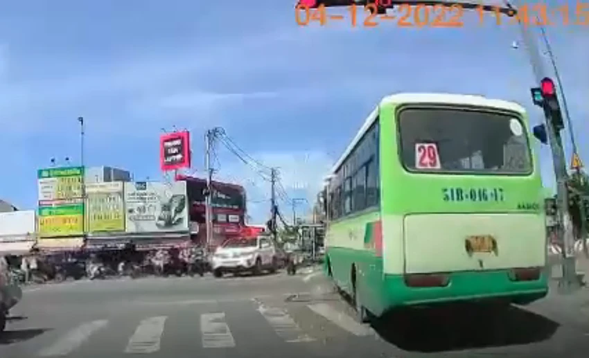 Hình ảnh xe buýt vượt đèn đỏ tại giao lộ Tô Ngọc Vân - Phạm Văn Đồng vào ngày 4-12. Ảnh cắt từ clip Hình ảnh xe buýt vượt đèn đỏ tại giao lộ Tô Ngọc Vân - Phạm Văn Đồng vào ngày 4-12. Ảnh cắt từ clip