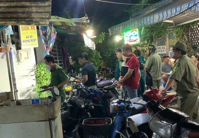 Lực lượng chức năng tại hiện trường vụ án mạng. Ảnh: ĐC Lực lượng chức năng tại hiện trường vụ án mạng. Ảnh: ĐC