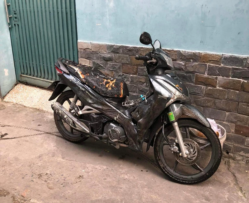 Một xe máy bị cháy hư hỏng. Ảnh: ĐC Một xe máy bị cháy hư hỏng. Ảnh: ĐC