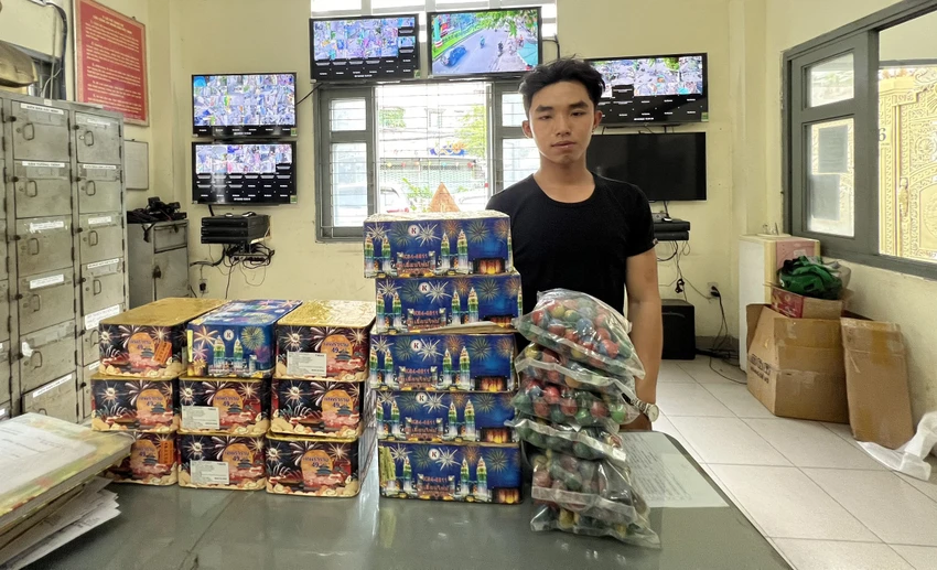 Cảnh cùng số tang vật là pháo nổ mua từ biên giới về TP.HCM bán kiếm lời. Ảnh: CA Cảnh cùng số tang vật là pháo nổ mua từ biên giới về TP.HCM bán kiếm lời. Ảnh: CA