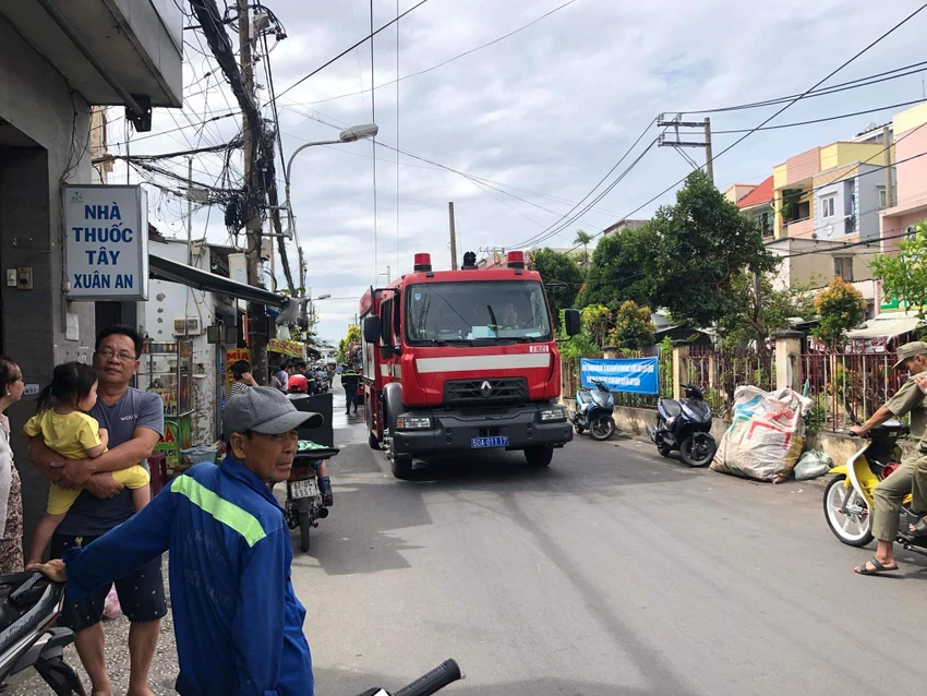 Lực lượng chức năng có mặt tại hiện trường để triển khai chữa cháy. Ảnh: ĐC Lực lượng chức năng có mặt tại hiện trường để triển khai chữa cháy. Ảnh: ĐC