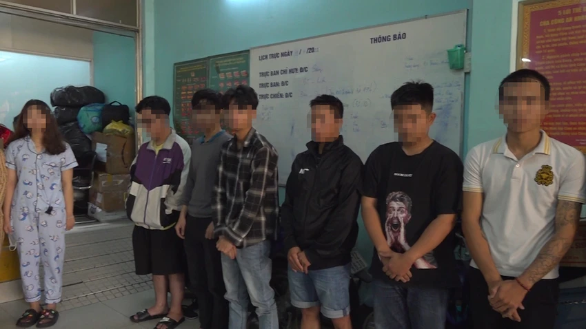 Hàng chục người trong nhóm bị công an mời làm việc. Ảnh: ĐC Hàng chục người trong nhóm bị công an mời làm việc. Ảnh: ĐC