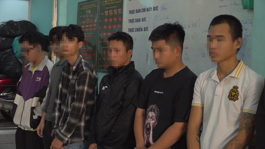 Hầu hết những người bị mời làm việc do có liên quan đều là những thanh niên trẻ tuổi. Ảnh: ĐC Hầu hết những người bị mời làm việc do có liên quan đều là những thanh niên trẻ tuổi. Ảnh: ĐC
