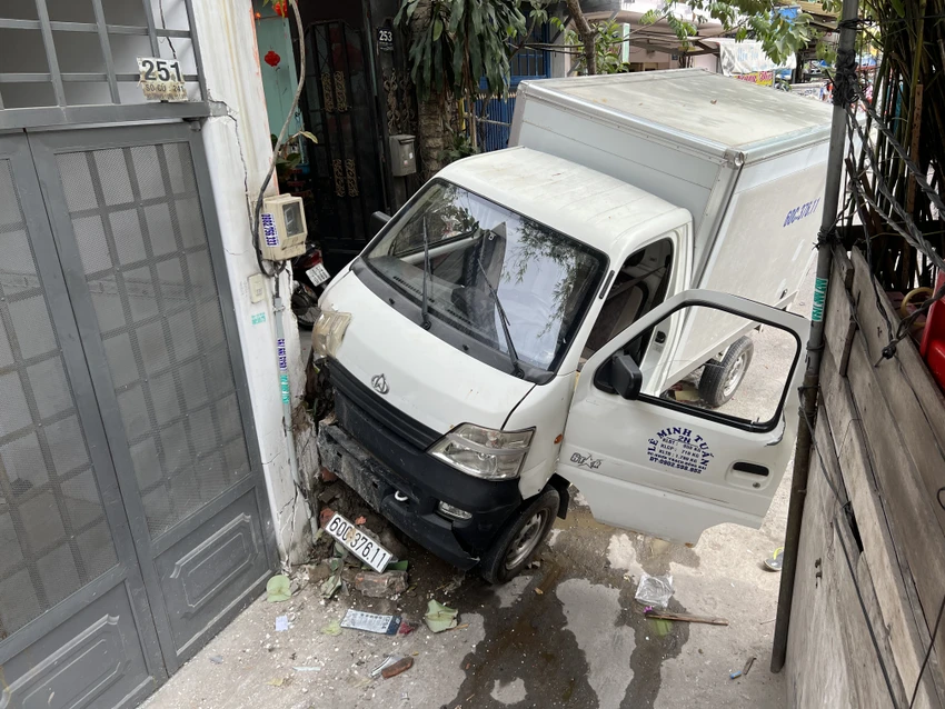 Xe tải tông vào nhà dân rồi dừng lại, lái xe và phụ xe bỏ chạy khỏi hiện trường. Ảnh: NGUYỄN YÊN Xe tải tông vào nhà dân rồi dừng lại, lái xe và phụ xe bỏ chạy khỏi hiện trường. Ảnh: NGUYỄN YÊN