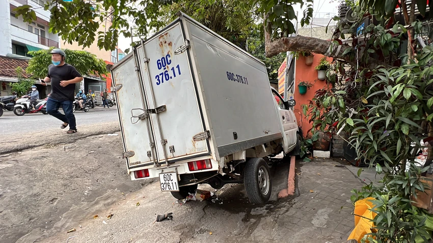 Xe tải gây va chạm với CSGT rồi tông vào nhà dân mới dừng lại. Ảnh: NGUYỄN YÊN