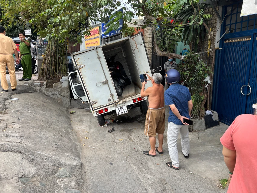 Bên trong thùng xe có 2 xe máy nghi không rõ nguồn gốc. Ảnh: NGUYỄN YÊN