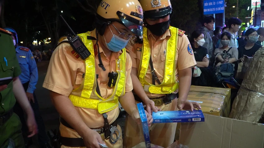 Lực lượng chức năng kiểm tra số thùng carton. Ảnh: ĐC Lực lượng chức năng kiểm tra số thùng carton. Ảnh: ĐC