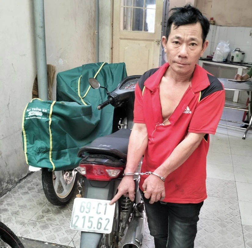 Tiến cùng xe máy dùng để đi cướp. Ảnh: ĐC Tiến cùng xe máy dùng để đi cướp. Ảnh: ĐC