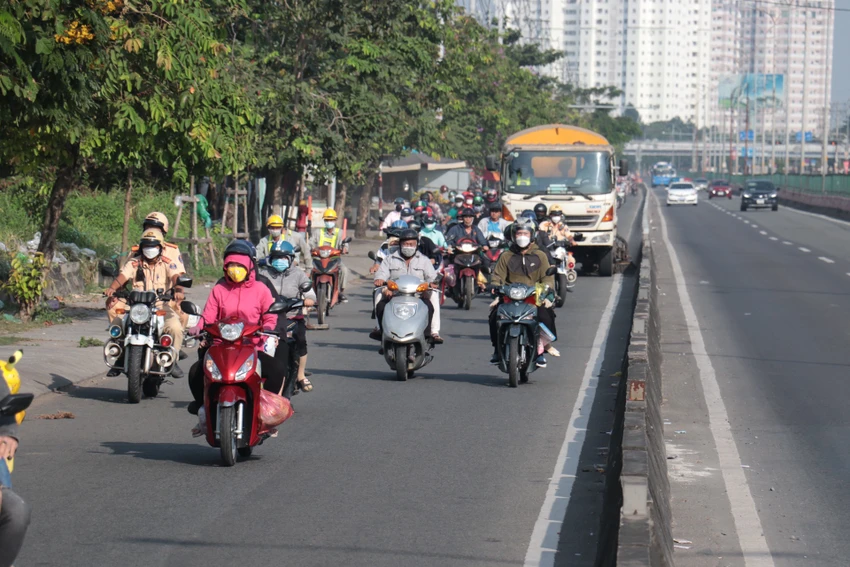 Rất đông người dân di chuyển trên Quốc lộ 1 hướng về miền Tây thời điểm cận Tết. Ảnh: PC08 Rất đông người dân di chuyển trên Quốc lộ 1 hướng về miền Tây thời điểm cận Tết. Ảnh: PC08