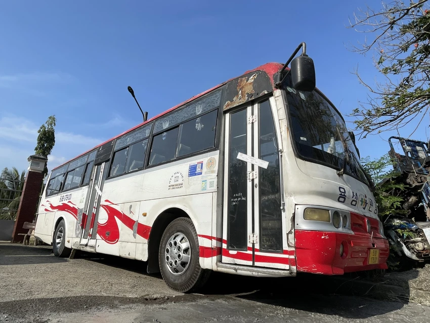 Xe khách có liên quan đến tai nạn bị tạm giữ. Ảnh: PC08 Xe khách có liên quan đến tai nạn bị tạm giữ. Ảnh: PC08