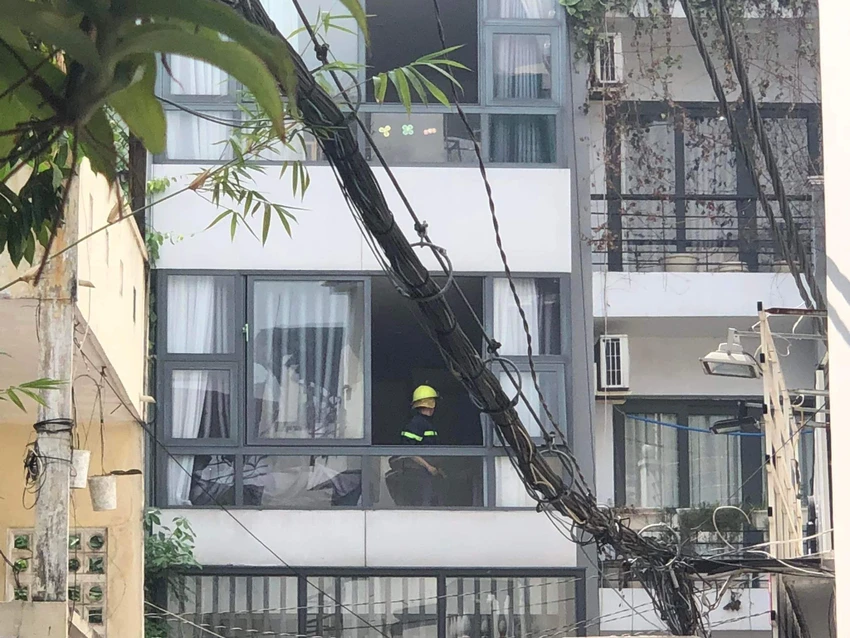 Cảnh sát tiếp cận khu vực cháy. Ảnh: ĐC Cảnh sát tiếp cận khu vực cháy. Ảnh: ĐC