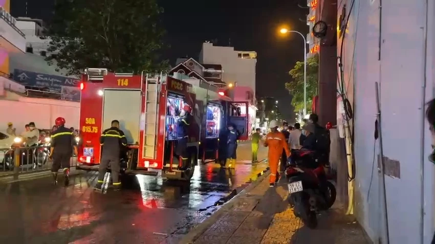 Lực lượng chức năng triển khai dập lửa. Ảnh: ĐC Lực lượng chức năng triển khai dập lửa. Ảnh: ĐC