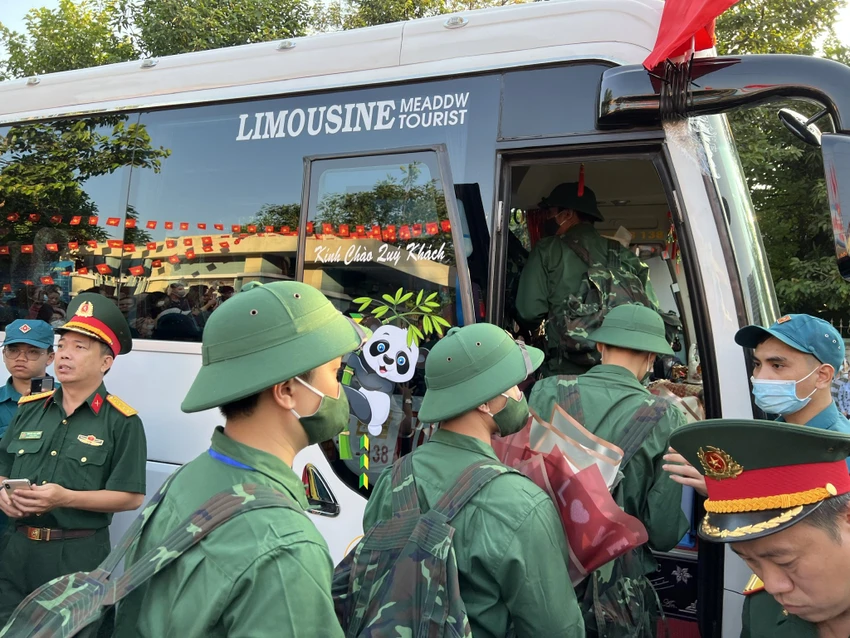 Các công dân tham gia NVQS lên xe để di chuyển về đơn vị. Ảnh: NGUYỄN YÊN Các công dân tham gia NVQS lên xe để di chuyển về đơn vị. Ảnh: NGUYỄN YÊN