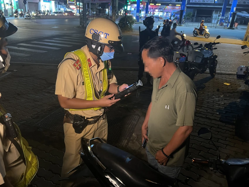 Ông M cho biết không biết đọc nên không ký biên bản. Ảnh: ĐC Ông M cho biết không biết đọc nên không ký biên bản. Ảnh: ĐC