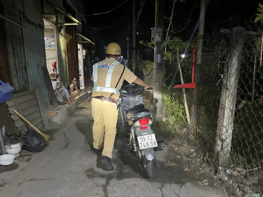 CSGT đưa phương tiện của ông N từ trong hẻm ra. Ảnh: ĐC CSGT đưa phương tiện của ông N từ trong hẻm ra. Ảnh: ĐC