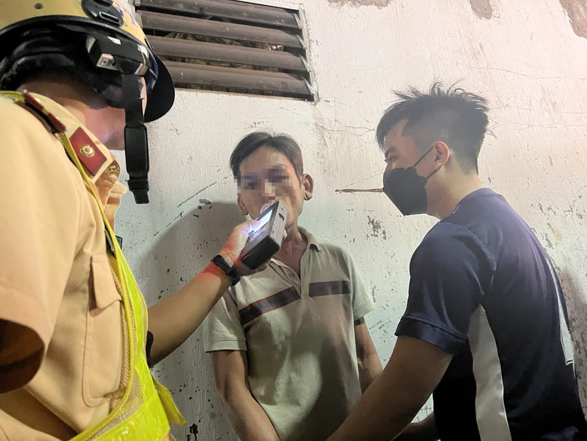Người đàn ông có mức nồng độ cồn lên đến 0.545mg/lít khí thở. Ảnh: ĐC Người đàn ông có mức nồng độ cồn lên đến 0.545mg/lít khí thở. Ảnh: ĐC