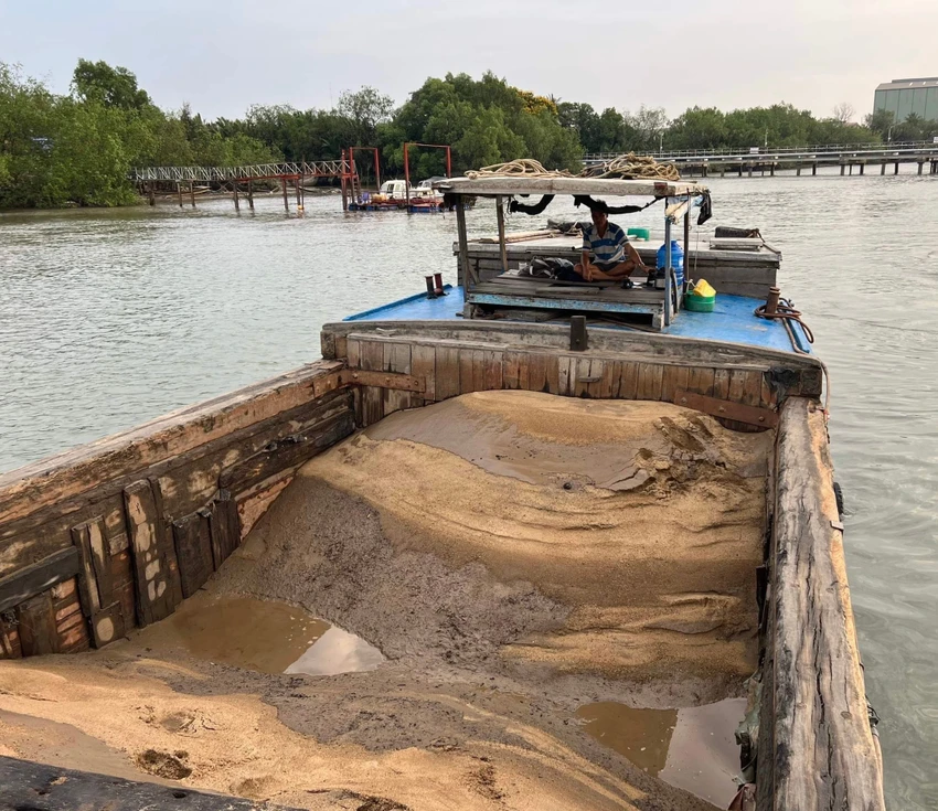 Ghe cát bị bắt do ông Nguyễn Văn C (SN 1978, ngụ Long An) làm chủ.