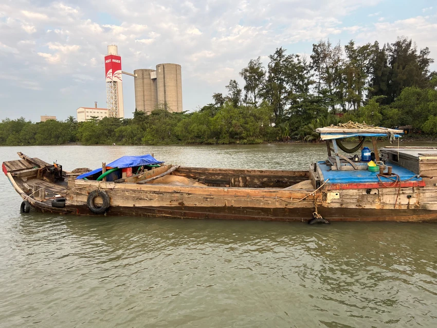 Trên ghe có 15 m3 cát thời điểm bị bắt giữ.